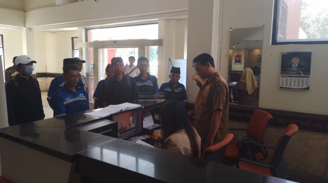 RT/RW Tambak Wedi mengajukan hearing ke DPRD Surabaya terkait mutasi Lurah Tambak Wedi