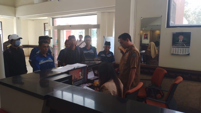 RT/RW Tambak Wedi mengajukan hearing ke DPRD Surabaya terkait mutasi Lurah Tambak Wedi