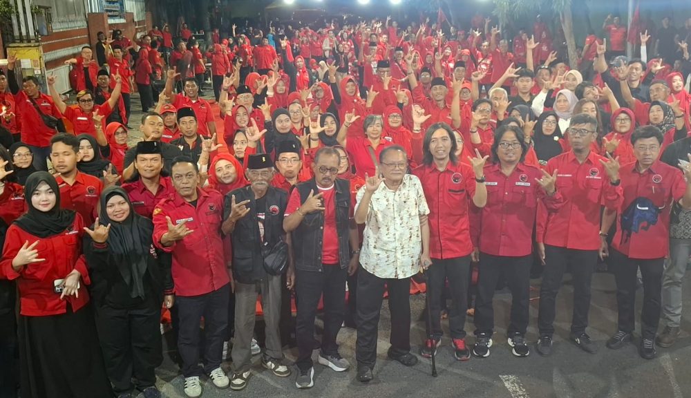 Armuji, Prof. Hotman Siahaan, Baktiono, dan peserta berfoto bersama usai refleksi 30 Tahun Kudatuli di Kantor DPC PDI Perjuangan Surabaya, Minggu (26/7/2026) malam.