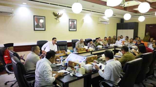 Ketua Komisi A DPRD Surabaya Yona Bagus Widyatmoko memimpin hearing bersama warga dan pihak Gereja Santo Yusup terkait penyelesaian polemik pembangunan gereja di Karangpilang.
