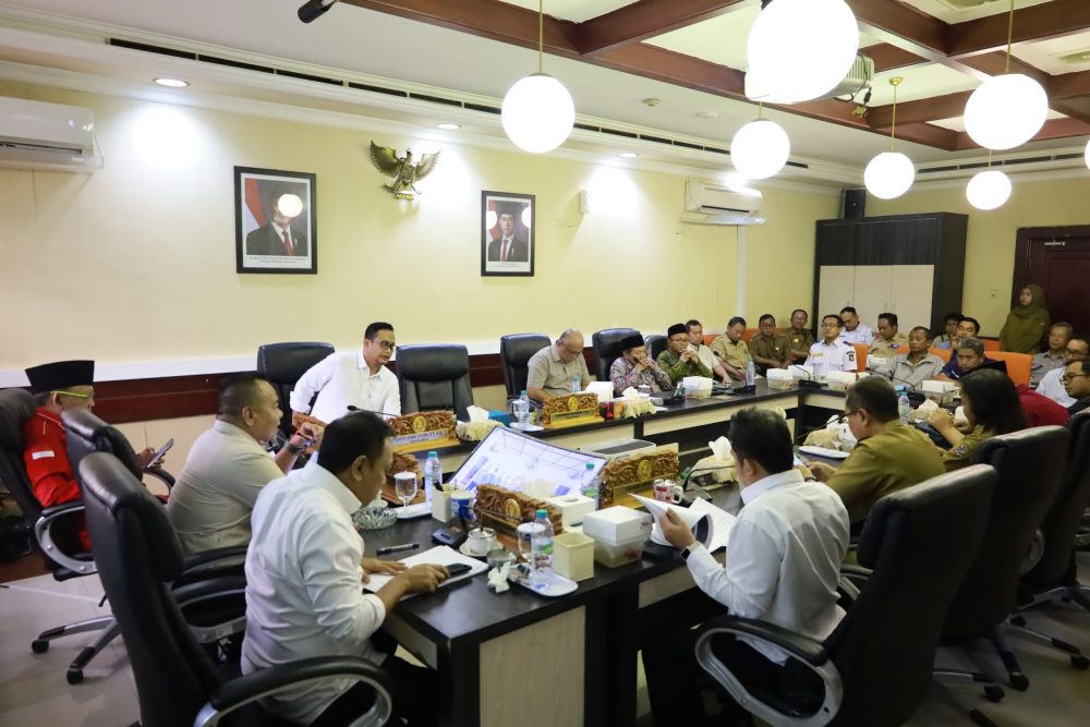 Ketua Komisi A DPRD Surabaya Yona Bagus Widyatmoko memimpin hearing bersama warga dan pihak Gereja Santo Yusup terkait penyelesaian polemik pembangunan gereja di Karangpilang.