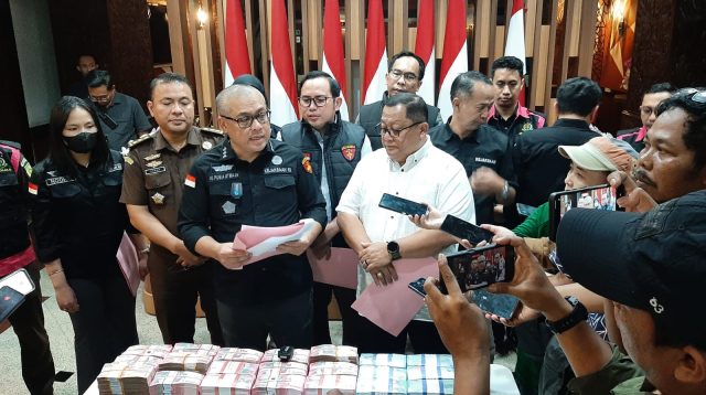 Kejati sita aset pungli dengan menunjukkan barang bukti uang tunai dalam kasus dugaan pungli perizinan Dinas ESDM Jawa Timur.