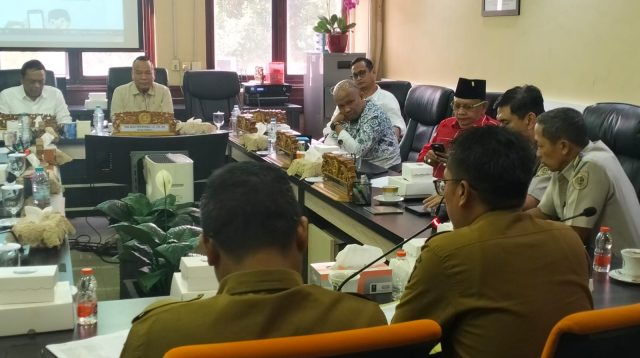 Ketua Komisi A DPRD Surabaya Yona Bagus Widyatmoko memimpin hearing bersama warga terkait Program PTSL Surabaya di Gedung DPRD Surabaya.