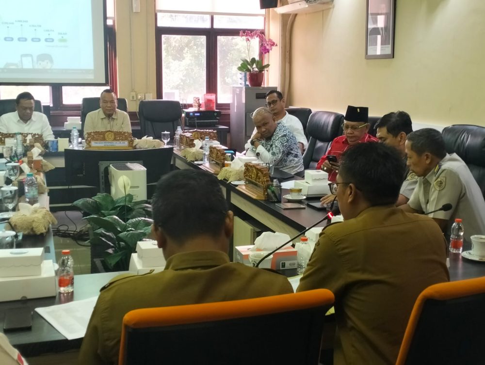 Ketua Komisi A DPRD Surabaya Yona Bagus Widyatmoko memimpin hearing bersama warga terkait Program PTSL Surabaya di Gedung DPRD Surabaya.