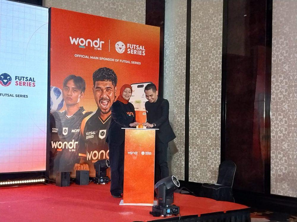 RCEO BNI Wilayah 6 Surabaya Maya Agustina bersama Co-Founder & CEO Games of Society Novel Leonardo menekan tombol simbolis saat pembukaan wondr Futsal Series 2026 di Surabaya.