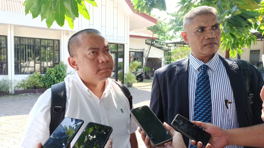 Manajer Operasional AG Ny. Suharti bersama kuasa hukum memberikan keterangan usai mendatangi Bapenda Surabaya terkait dugaan pajak.