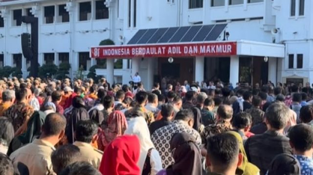 Wali Kota Surabaya Eri Cahyadi mengumpulkan seluruh ASN di Balai Kota untuk mempercepat penyelesaian aduan warga.