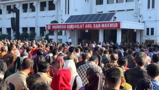 Wali Kota Surabaya Eri Cahyadi mengumpulkan seluruh ASN di Balai Kota untuk mempercepat penyelesaian aduan warga.