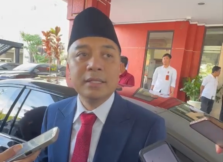 Wali Kota Surabaya Eri Cahyadi memberikan keterangan kepada awak media terkait dugaan ketidaktaatan pajak Rumah Makan AG Ny. Suharti di Balai Kota Surabaya, Senin (27/7/2026).