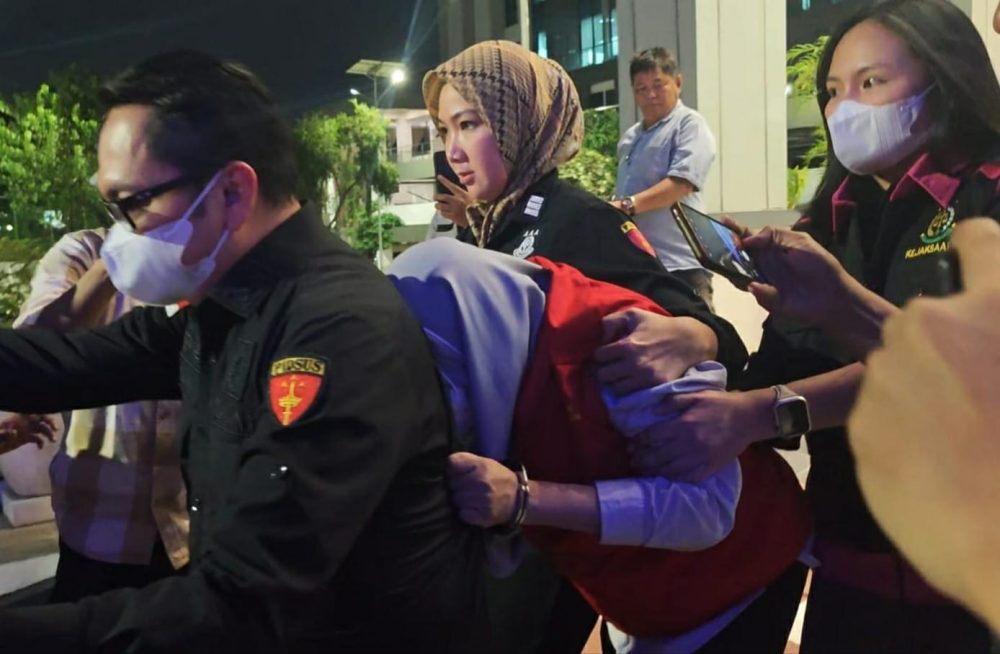 Tersangka Ertika Dinawati digiring penyidik Kejati Jatim menuju rumah tahanan usai ditetapkan sebagai tersangka kasus dugaan pungli perizinan ESDM Jatim.