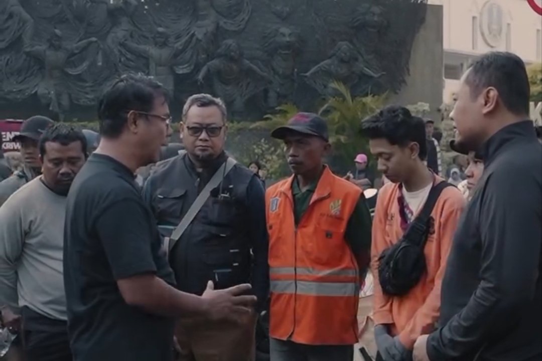 Berkat Aduan DM Warga, Wali Kota Eri Sikat Oknum Petugas DLH Pungli Pedagang Tugu Pahlawan