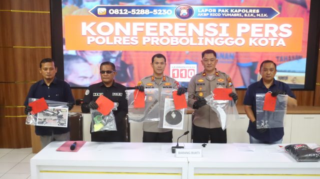 Kapolres Probolinggo Kota menunjukkan barang bukti kasus pelempar bondet di Malioboro Mayangan.