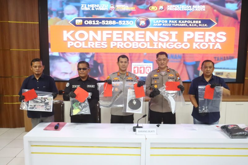 Kapolres Probolinggo Kota menunjukkan barang bukti kasus pelempar bondet di Malioboro Mayangan.
