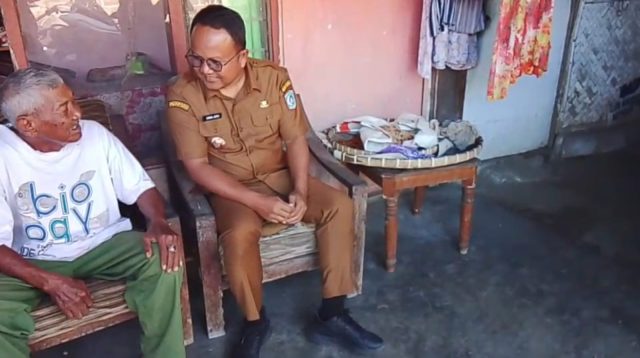 Terekam CCTV, Maling di Lumajang Gasak Becak Lansia dan Kambing Bunting
