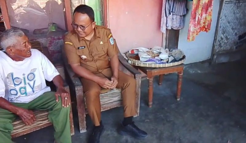 Terekam CCTV, Maling di Lumajang Gasak Becak Lansia dan Kambing Bunting