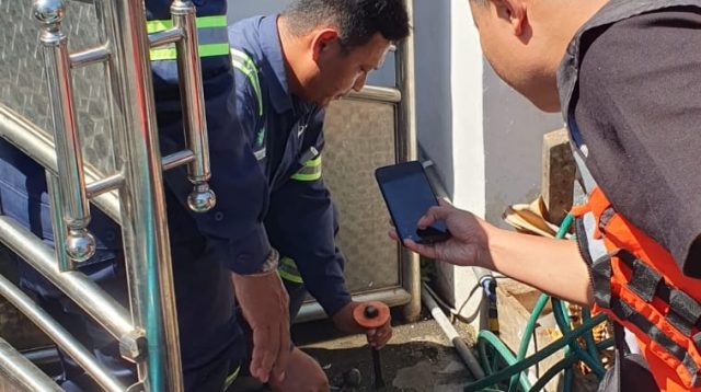 Petugas PAM Surya Sembada membongkar dugaan sambungan air ilegal saat penertiban di kawasan Perak Barat, Surabaya.