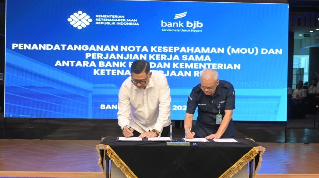 Sekjen Kemnaker Cris Kuntadi dan Dirut bank bjb Ayi Subarna menandatangani kerja sama pengembangan SDM di Bandung.