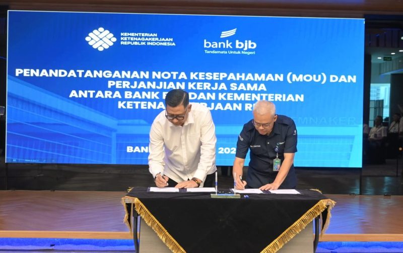 Sekjen Kemnaker Cris Kuntadi dan Dirut bank bjb Ayi Subarna menandatangani kerja sama pengembangan SDM di Bandung.
