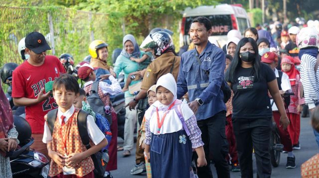 Momen Hangat MPLS Surabaya, Ketika Para Ayah Kompak Antar Anak di Hari Pertama Sekolah