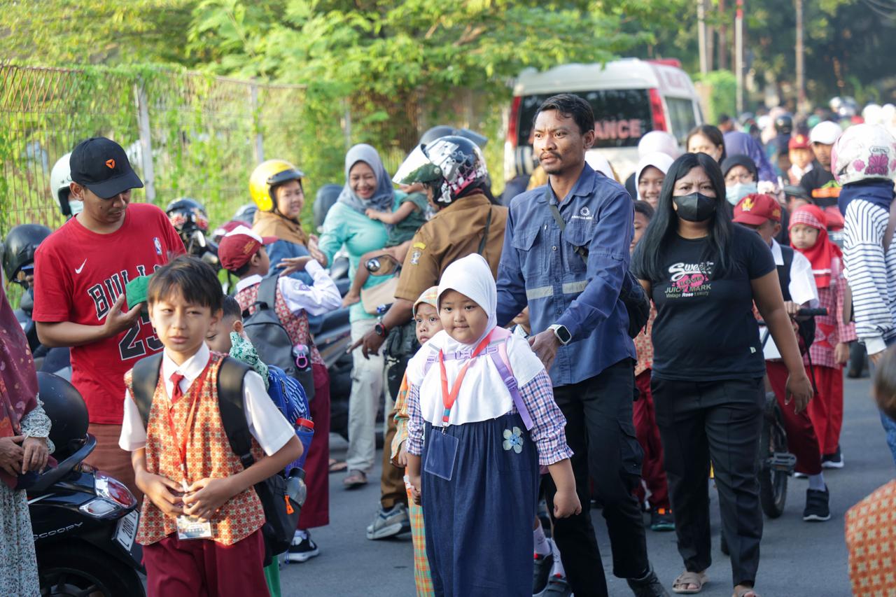 Momen Hangat MPLS Surabaya, Ketika Para Ayah Kompak Antar Anak di Hari Pertama Sekolah