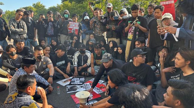 Mahasiswa UINSA Demo Tuntut Transparansi dan Tolak Plt Rektor