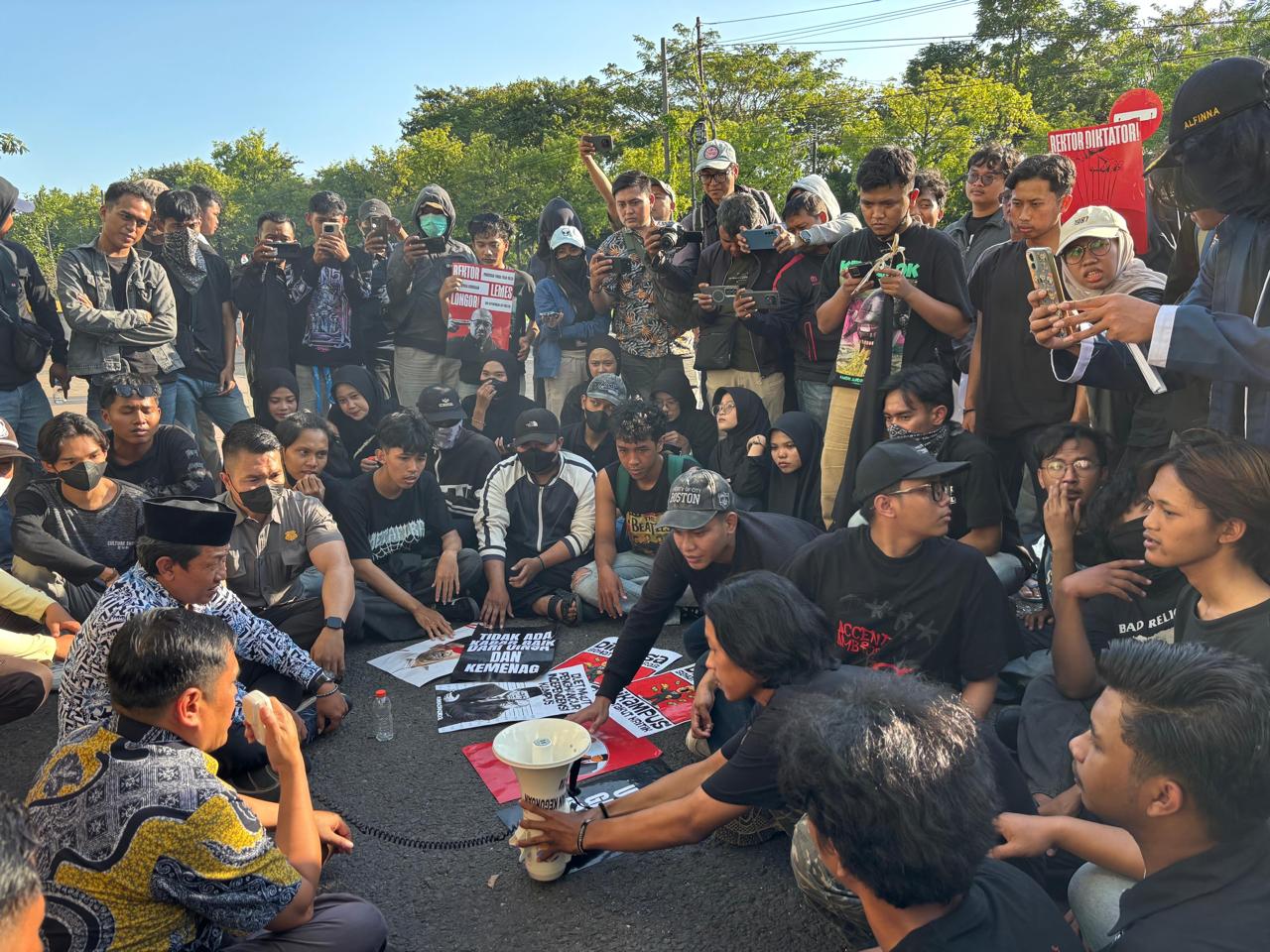 Mahasiswa UINSA Demo Tuntut Transparansi dan Tolak Plt Rektor
