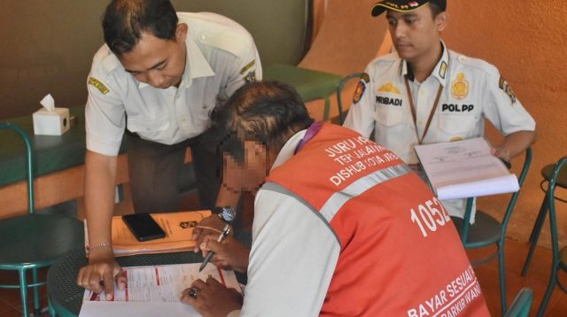 Pemkot Surabaya Jemput Bola Daftarkan Juru Parkir ke Sistem Digital
