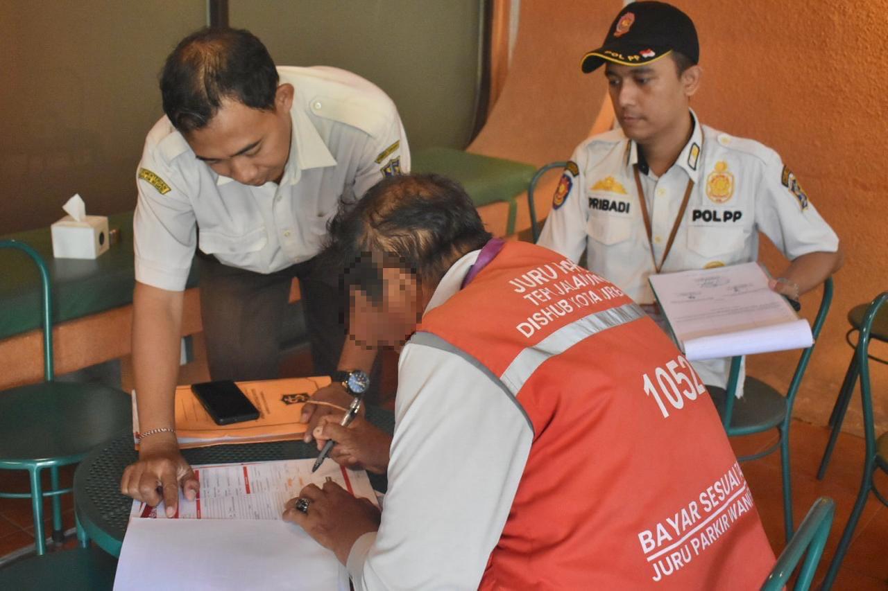 Pemkot Surabaya Jemput Bola Daftarkan Juru Parkir ke Sistem Digital