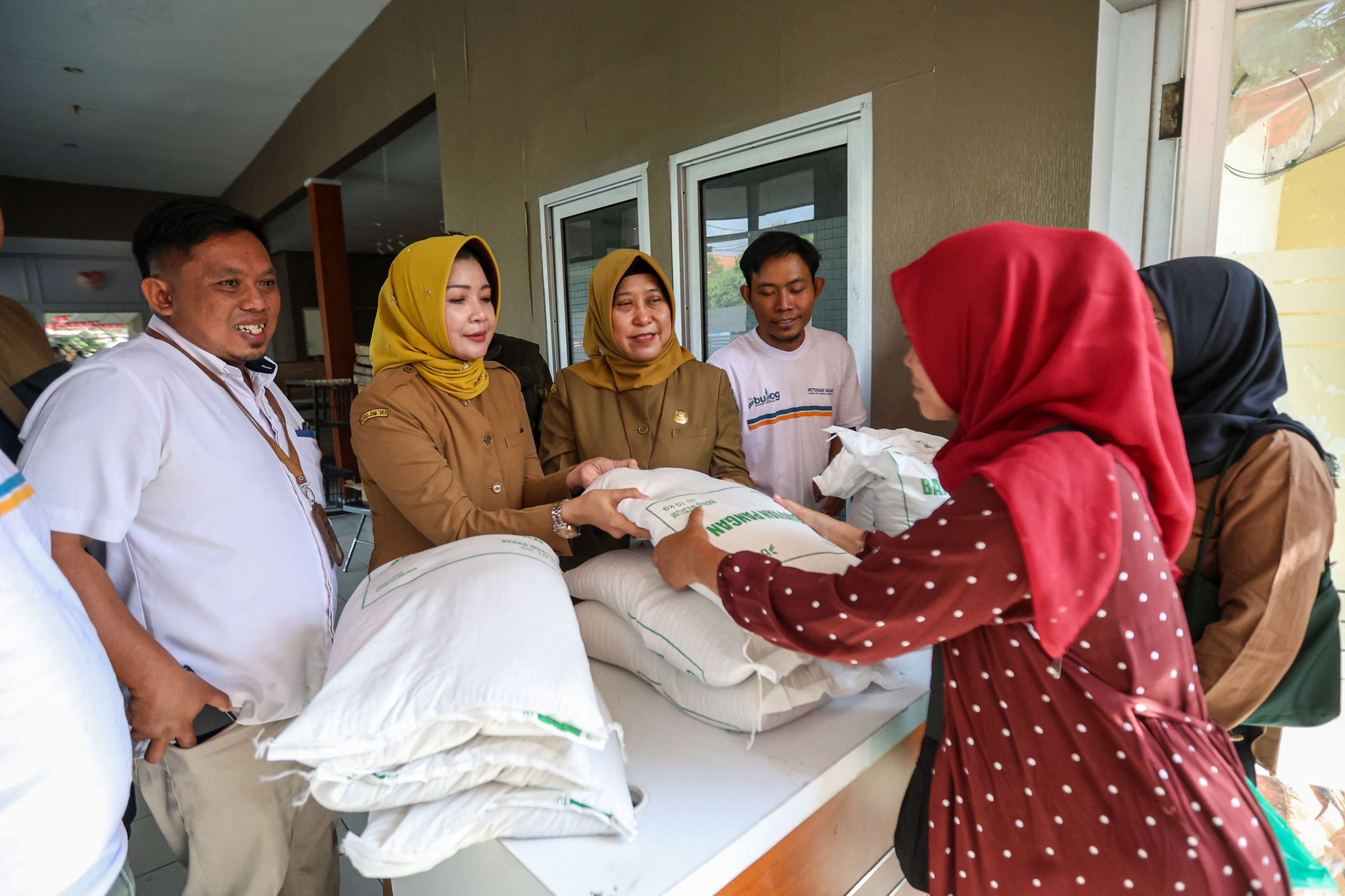 Salurkan 30 Kg Beras, Pemkot Surabaya Larang Bantuan Dijual Kembali