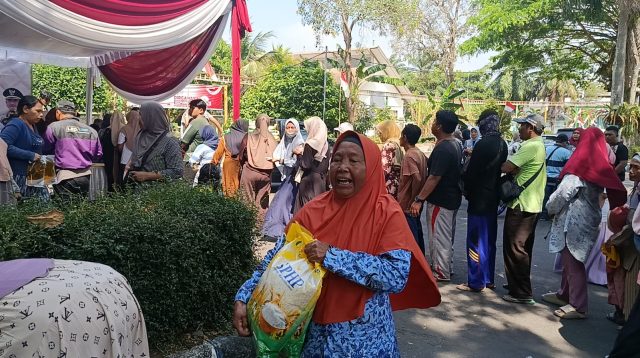 Demi Beras dan Minyak Murah, Warga Lumajang Rela Mengantre Dua Jam