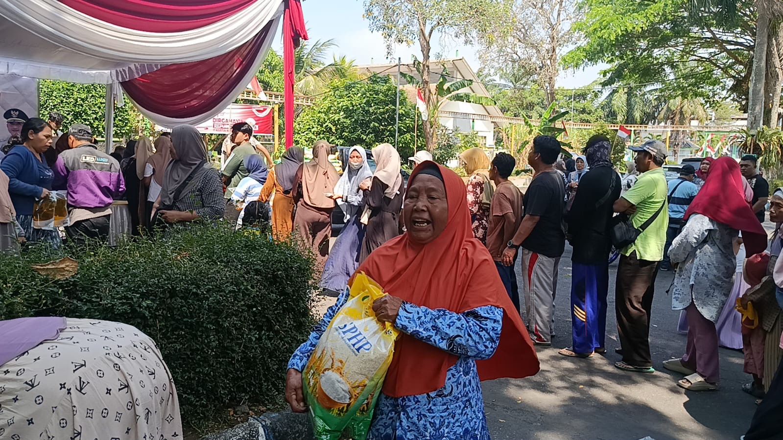 Demi Beras dan Minyak Murah, Warga Lumajang Rela Mengantre Dua Jam