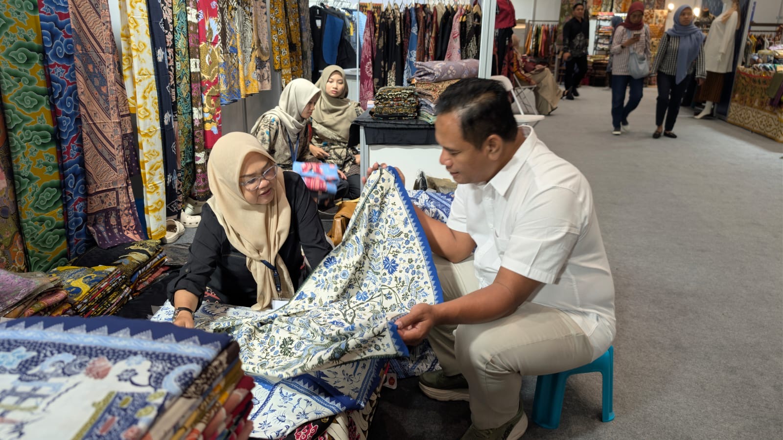 Batik Bu Dar Mojokerto Tembus Indonesia Fashion Week 2026 Berkat Binaan KAI Daop 8