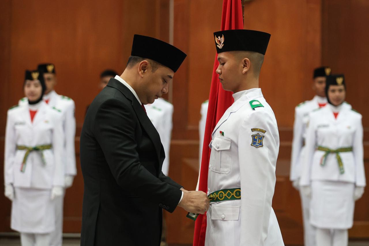 Kutip Pesan Bung Karno, Eri Cahyadi Kukuhkan 98 Anggota Paskibraka Surabaya: Warisi Apinya, Bukan Abunya
