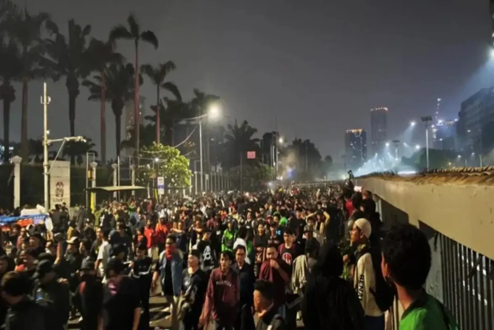 Massa demonstrasi memenuhi ruas jalan di Jakarta pada malam hari dalam aksi unjuk rasa 27 Agustus 2026.