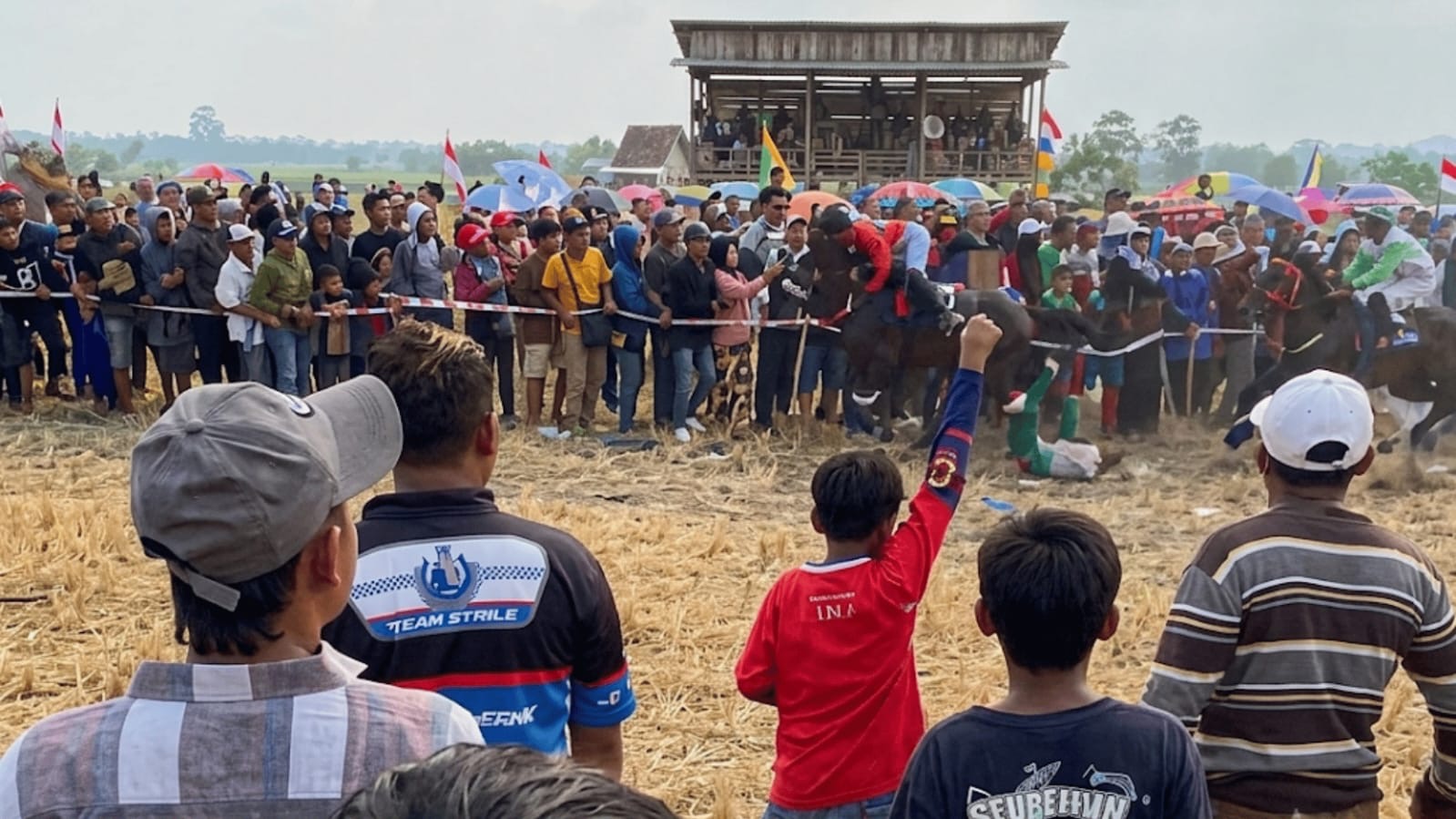 Tragedi Bupati Cup Lumajang: Cuma Berpembatas Tali Rafia, Penonton Disambar Kuda Pacu