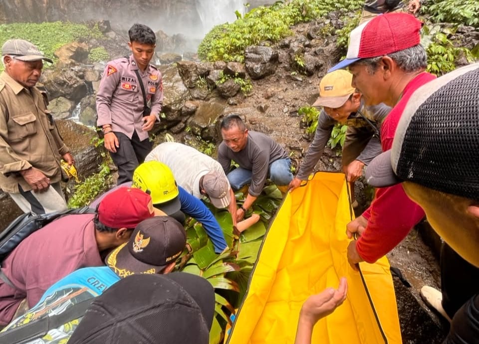 Diduga Terjatuh dari Tebing 150 Meter Wisata Kapas Biru, Lansia di Lumajang Meninggal Dunia