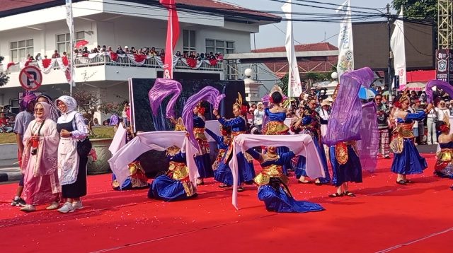 Stasiun Klakah hingga Tumpak Sewu 'Pindah' ke Jalanan, Karnaval HUT ke-81 RI di Lumajang Memukau Ribuan Warga