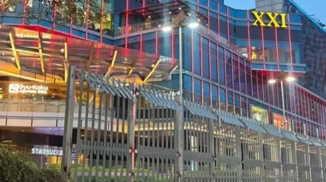 Pagar besi yang terpasang di depan pusat perbelanjaan Kota Kasablanka, Jakarta Selatan, menjadi sorotan setelah Pemprov DKI meminta pengelola melepasnya.