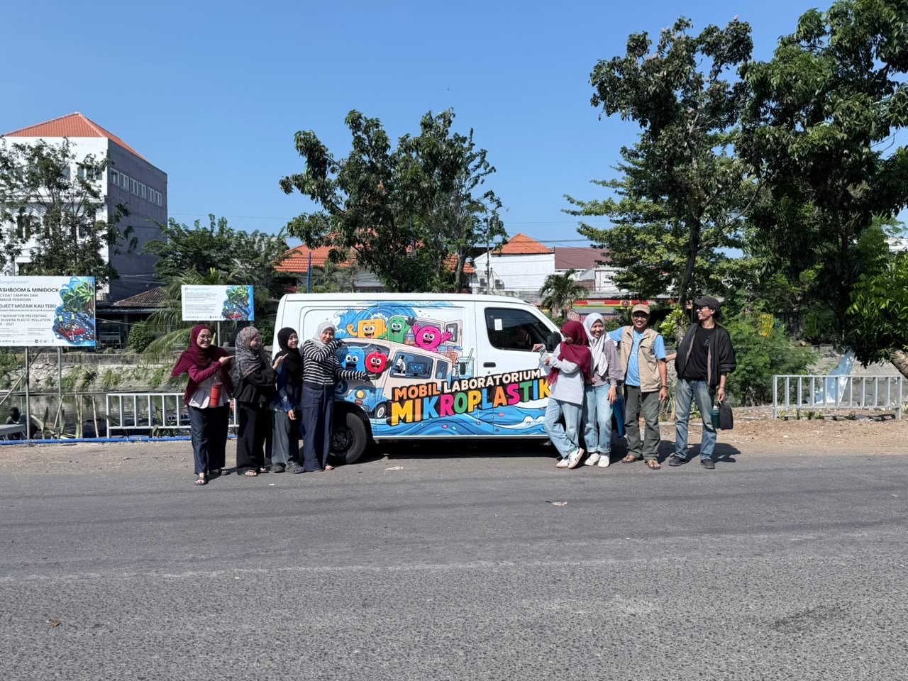 Pangkas Jarak Sains dan Publik, ECOTON Pelopori Mobil Laboratorium Mikroplastik di Surabaya
