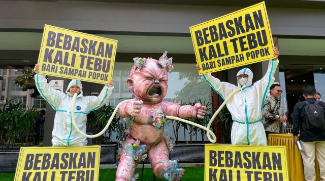 Dominasi 74% Popok Bekas di Kali Tebu Surabaya Ungkap Anomali Krisis Sampah Lokal
