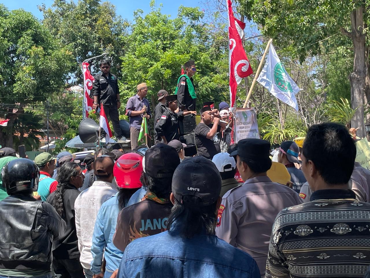 Tuntut Kejelasan Pembayaran hingga BPJS, Ratusan Jukir Demo di Balai Kota Surabaya
