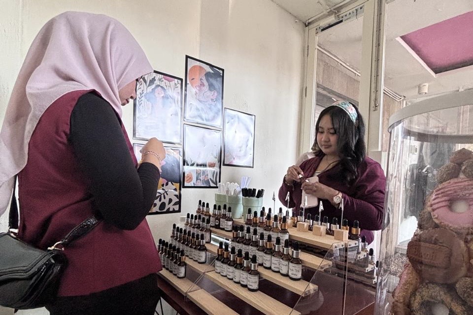 Gaya Baru Berkreasi, Arroma dan Studio Tujuh Pagi Hadirkan Sensasi Meracik Parfum Custom