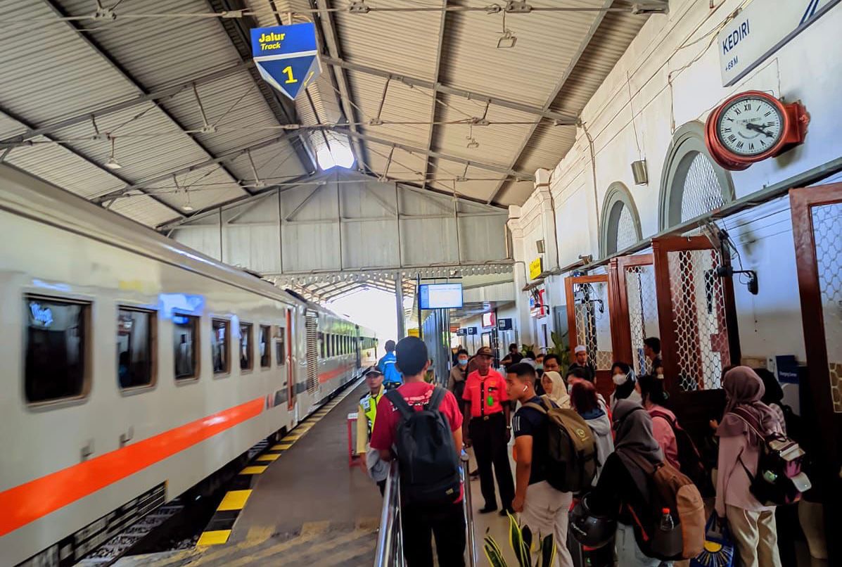 Pengguna Commuter Line Surabaya Tembus 1,37 Juta Orang, Stasiun Gubeng Terpadat