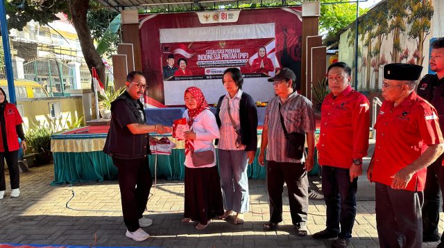 Wawali Armuji Turun Langsung Salurkan PIP Puti Guntur Soekarno, Tebar Kejutan Sembako untuk Warga