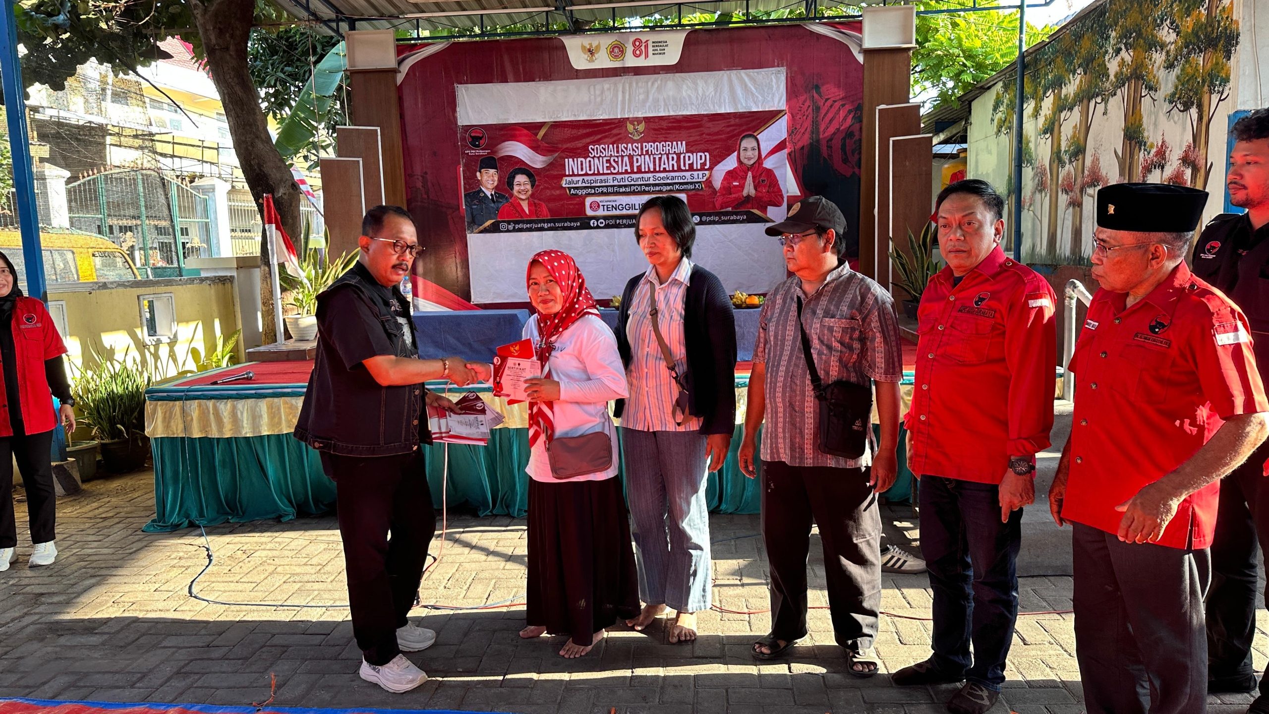 Wawali Armuji Turun Langsung Salurkan PIP Puti Guntur Soekarno, Tebar Kejutan Sembako untuk Warga