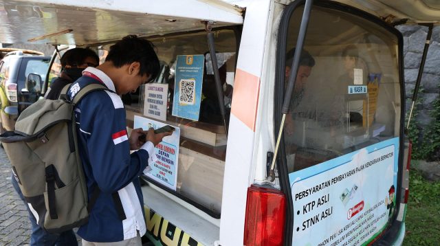 Bayar Pajak Kendaraan di Surabaya Kini Cukup Scan QRIS di ATM Samsat