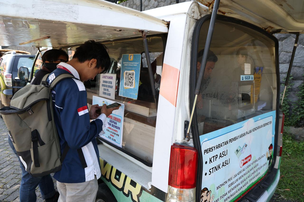 Bayar Pajak Kendaraan di Surabaya Kini Cukup Scan QRIS di ATM Samsat
