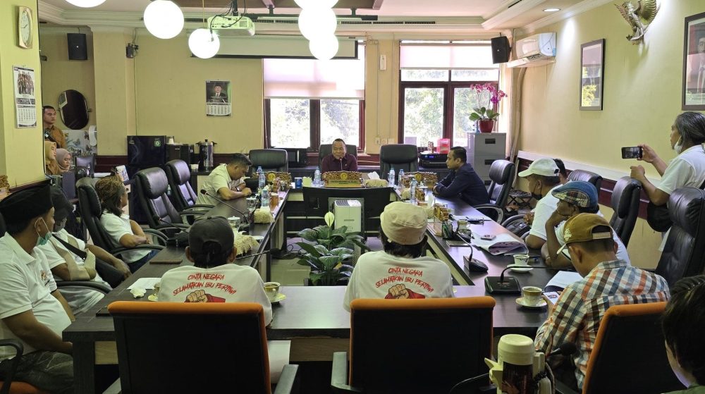 Ketua Komisi A DPRD Surabaya menerima aspirasi Komunitas Kami Anak Negeri terkait ajakan mengibarkan Bendera Merah Putih selama peringatan HUT RI ke-81.