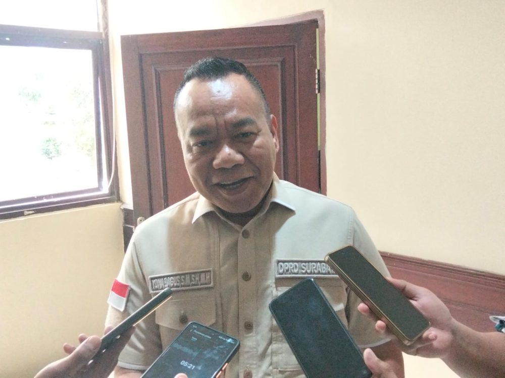 Ketua Komisi A DPRD Surabaya Yona Bagus Widyatmoko saat diwawancarai wartawan terkait dugaan penipuan loker Pemkot Surabaya