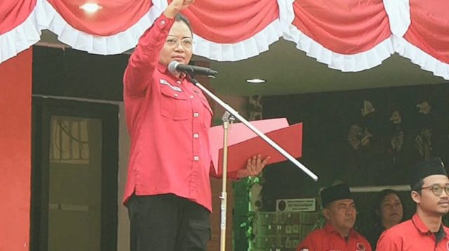 Agatha Retnosari menyampaikan pesan dalam peringatan HUT RI ke-81 di Kantor PDI Perjuangan Surabaya